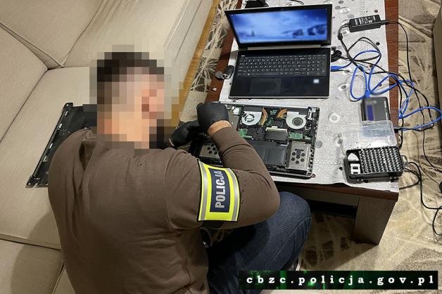 [VIDEO] CBZC zatrzymało 5 osób trudniących się dystrybucją w internecie materiałów przedstawiających seksualne wykorzystywanie dzieci